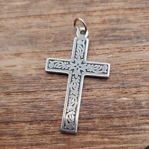 Elegant Silver Tone Cross Pendant P411